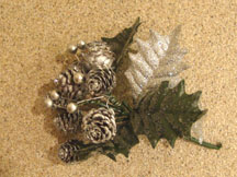 Easy Christmas Centerpiece with ribbons and pinecones