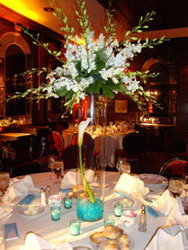 Fresh flowers centerpiece for weddings