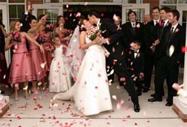 Wedding photo ideas with confetti