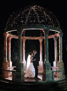 Wedding photo ideas in a gazebo