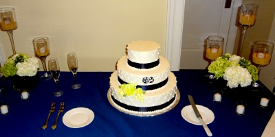 Wedding cakes are a beautiful way to decorate the recpetion
