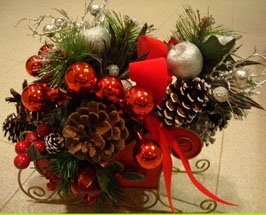 Easy Christmas Centerpiece with pinecones and bows
