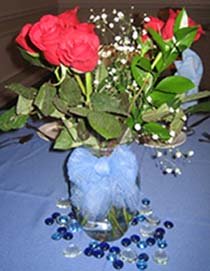 Cheap Centerpieces in a vase with flowers and tulle