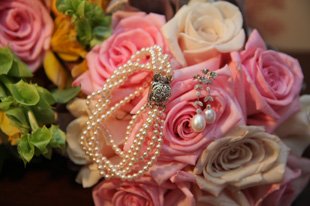 Cinderella wedding ideas with the bridal bouquet and jewelery