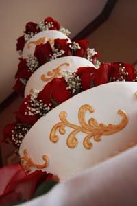 Christmas wedding cake ideas with red roses in between each layer